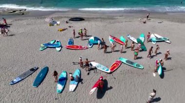 Eğlenceli bir yaz festivali sırasında Akdeniz 'in sakin mavi sularında raketçileri izleyin..