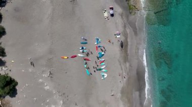 Turkuaz Akdeniz 'de yaz festivalinin tadını çıkaran raketçileri izleyin.