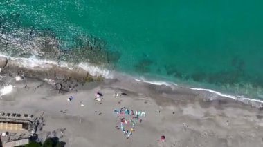 Eğlenceli bir yaz festivali sırasında Akdeniz 'in sakin göl sularında kürek çeken insanları izleyin..