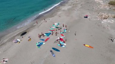 Eğlenceli bir yaz festivali için Akdeniz 'in berrak gölünde kürek çeken insanları görün..