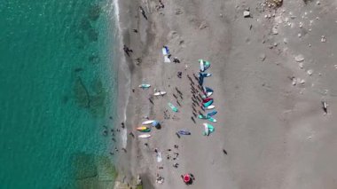 Akdeniz 'in berrak sularında göz kamaştırıcı bir göl kenarında canlı bir SUP festivali izleyin..