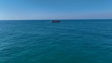 Yaz festivali boyunca arkadaşlarınızı birlikte kürek çekerken ve huzurlu bir körfezde eğlenirken görün..
