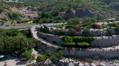 Eğlence festivalinde insanların kürek çekmesini ve körfezde oynamasını izle..