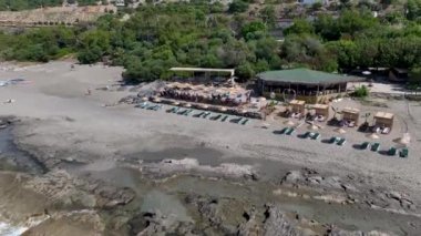 Kürekçilerin gülüşünü ve körfezdeki festival atmosferinin tadını çıkarışını izleyin..