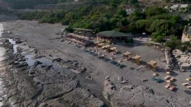 Yaz festivali sırasında açık bir körfezin sularında kürek çeken bir grubu izleyin..