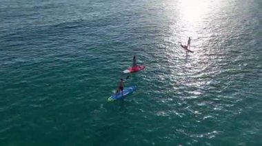 Arkadaşların kürek çekişini izle ve güzel bir koyda güneşin tadını çıkar..