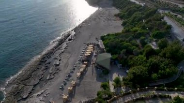 Arkadaşların sörf yapmasını ve körfezde eğlenmesini izle. Yazı kutla..