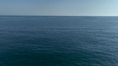 Bir grup yazın ilk günü güzel bir koyda açık denizin tadını çıkarırken eğlenceli bir raket festivali izleyin..