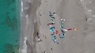 Yaz festivali boyunca kürek çeken ve körfezde eğlenen bir grup arkadaşı izleyin..