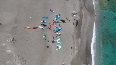 Bir grup yazın ilk gününde açık denizde ve huzurlu bir koyda eğlenirken eğlenceli bir raket festivali izleyin..