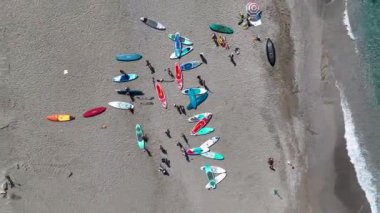 Bir grup yazın ilk gününün tadını çıkarırken eğlence dolu kürek çekilen bir körfez festivalini seyredin..