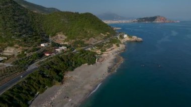 Bir grup kürekçi kutlama yapıp eğlenirken huzurlu bir koyda bir SUP festivali izleyeceğiz..