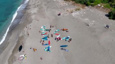 Yazın ilk günü güzel bir körfezin açık denizinde bir kürek festivali gerçekleşiyor..