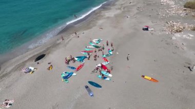 Kürekçiler açık denizde eğleniyor ve yazın başlangıcını sakin bir koyda kutluyorlar..