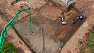 Yeni bir inşaat projesinin temelini kazan ağır makinelerin hızlandırılmış halini izleyin.