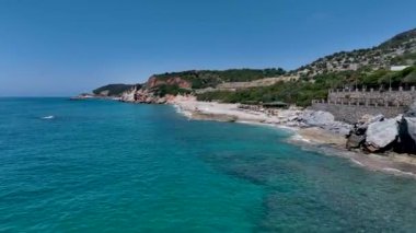 Yazın ilk günü güzel bir körfezde eğlenceli bir yaz festivalinin tadını çıkaran raketçilere bakın..