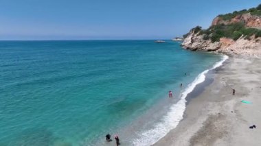 Yaz ayının ilk gününde sakin bir körfezdeki eğlenceli bir yaz festivalinde arkadaşlarınızın kürek çekişini ve dinlenmesini izleyin..