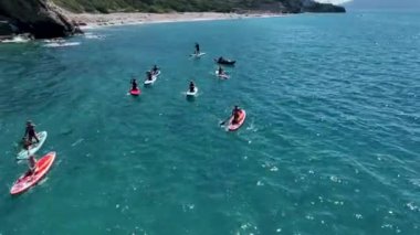 Bir körfezdeki yaz festivalinde sörf yapanları seyredin. Yazın ilk gününün tadını çıkarın..