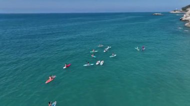 Yazın ilk günü eğlenceli bir yaz festivalinde kürekçilerin sakin suların tadını çıkarmalarını izleyin..