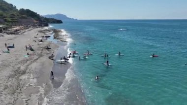 Yazın ilk günü güzel bir körfezdeki SUP festivalinde açık denizde kürek çeken insanları izleyin..