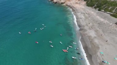 Bir yaz festivali sırasında bir grup kürek çekeni ve bir körfezin sakin sularının keyfini çıkarın..