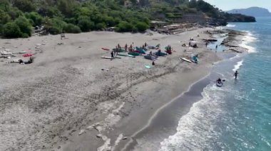 Kürek çekenleri seyredin açık denizin tadını çıkarın ve körfezdeki bir festivalde yazı kutlayın..