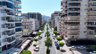 Güzel bir yaz gününde, insanların ana caddede yürüyüp güneşli havanın tadını çıkarmalarını izlemek..