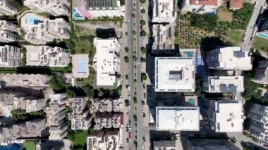 Arabaların sürüşünü ve güzel bir yaz gününde insanların ana caddede yürüyüşünü izle..