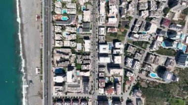 Güneşli bir yaz gününde kalabalık bir ana caddeyi gözlemleyin. İnsanlar açık havanın tadını çıkarıyorlar..