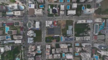 Büyük bir inşaat projesinin temellerine beton döken işçiler.
