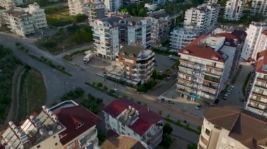 Türkiye 'nin Alanya kentindeki Avsallar' ın sakin ve güzel mahallesine dikkat edin..