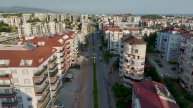 Güneşli bir günde, Alanya 'da küçük bir mahalle olan Avsallar' ın çarpıcı manzarasının tadını çıkarın..