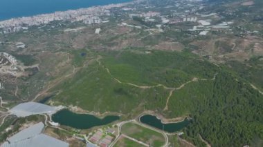 Bir orman ve göl üzerindeki geniş, açık alanı gözlemleyin, gökyüzünden doğal çevreyi keşfedin..