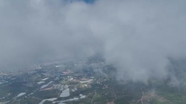 Geniş ormanı ve göl bölgesini keşfedin, doğanın güzelliğini gökyüzünden yakalayın..