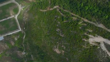 Orman ve göl üzerindeki geniş doğal alanı keşfedin, yukarıdan manzaranın güzelliğini yakalayın..