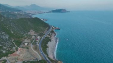 Akdeniz sahillerinin güzelliğini izleyin kristal berrak suları ve yukarıdan gelen altın kumları..