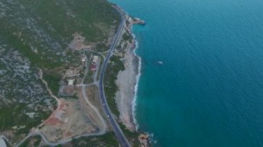 Akdeniz 'in altın kumlu sahillerini ve parlak masmavi sularını keşfedin..