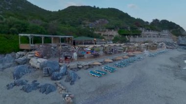 Muhteşem berrak suları ve güzel kıyı manzarası olan altın Akdeniz sahillerine bakın..