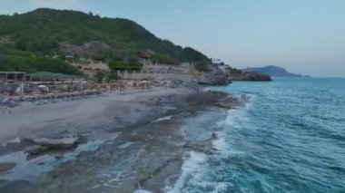 Akdeniz 'in sakin plaj manzaralarına bakın, altın kumlar ve berrak sularla.