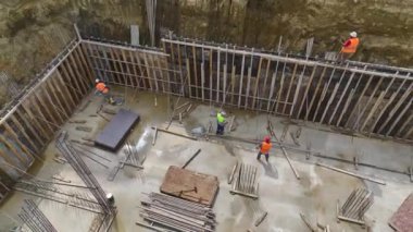 Yoğun bir inşaat alanının temellerine beton dökülüşünü izleyin..