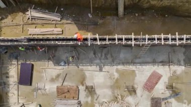 İnşaat alanında yeni bir yapının temelini atmak için dökülen betona bakın..