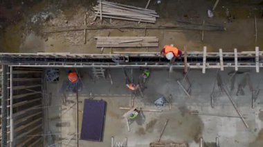 Yoğun bir inşaat alanındaki yüksek binaların temellerine beton dökülüyor..