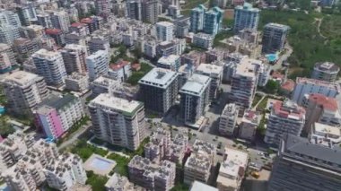 Akdeniz kıyısındaki güzel havuzlarla çevrili göz kamaştırıcı elit tatil beldesini izleyin..