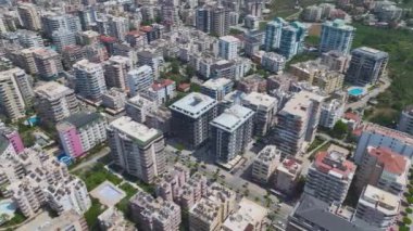 Akdeniz 'de el değmemiş havuzlar ve manzaralı okyanus manzaralı lüks bir komplekse bakın..