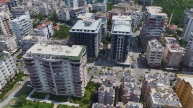 Büyük havuzları ve görkemli Akdeniz manzaralı deniz manzaralı lüks bir kompleksin güzelliğini ele alalım..