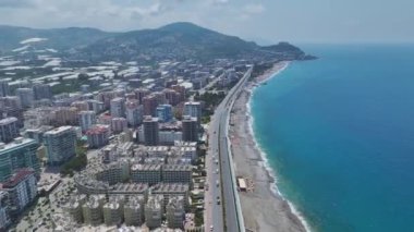 Geniş havuzlar ve çarpıcı manzaralarla Akdeniz kıyısındaki lüks komplekse bakın..
