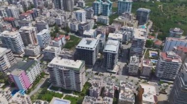 Akdeniz kıyısında lüks havuzlar ve muhteşem manzaralarla dolu lüks bir kompleksi izleyin..