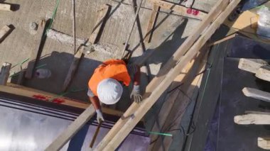 Büyük bir inşaat projesinde taşıyıcı duvarların ve zeminlerin hazırlanması ve inşasına dikkat edin..