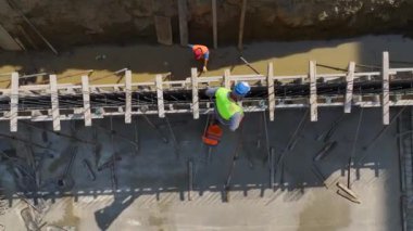 Büyük bir inşaat projesi kapsamında, yük taşıyan duvarların ve zeminlerin inşasına dikkat edin..