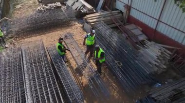 İnşaat işçilerinin bir bina için temel yük duvarları ve zemin inşa ettiklerini gözlemleyin..